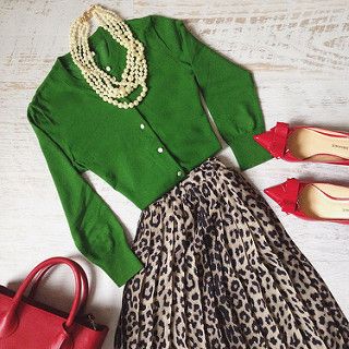 Leopard Print Outfits, Outfit Combos, Design Moda, Traje Casual, 60 Fashion, Classy Work Outfits, Green Cardigan, Print Skirt, Work Attire