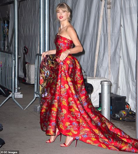 Taylor Swift Cats, Dress Taylor Swift, Taylor Version, Swift Aesthetic, Swift Photo, Taylor Swift Red, Taylor Swift Outfits, Red Floral Dress, Taylor Swift Wallpaper