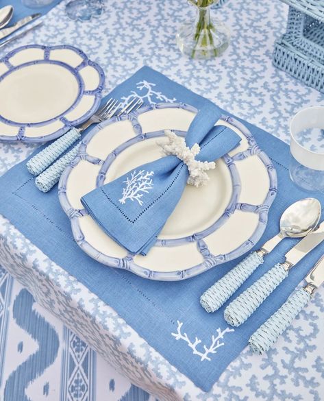 MRS. ALICE (@mrsaliceshop) • Photos et vidéos Instagram Rattan Charger Plate, Blue Linen Napkins, Mrs Alice, Rattan Charger, Blue Placemats, Starter Plates, White Rattan, White Linen Napkins, White Linens