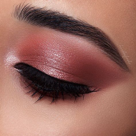 Sigma Beauty on Instagram: “Rate this look by @hudafodemakeup from 1-10! 👇 She created this look using our Sorbet Eyeshadow Base Primer and Warm Neutrals Eyeshadow…” Wine Eyeshadow Look, Wine Eyeshadow, Lilac Wine, Oily Eyelids, Wine Lips, Pretty Eye Makeup, Blush On Cheeks, Neutral Eyeshadow Palette, Glitter Eye Makeup