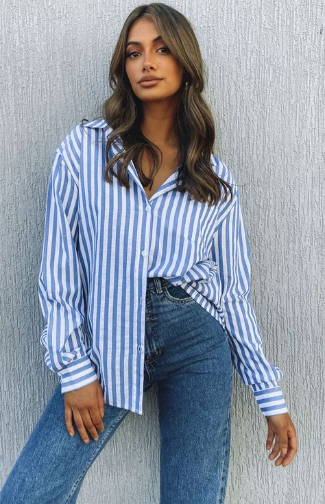 https://files.beginningboutique.com.au/20210531+-+Psalm+Striped+Shirt+Blue.mp4 Outfits With Blue And White Stripe Shirt, Outfits Camisa Blanca, White Striped Shirt Outfit, Blue Striped Shirt Outfit, Striped Shirt Outfit, Button Down Outfit, Outfits With Striped Shirts, Style Stockholm, Oversized Shirt Outfit