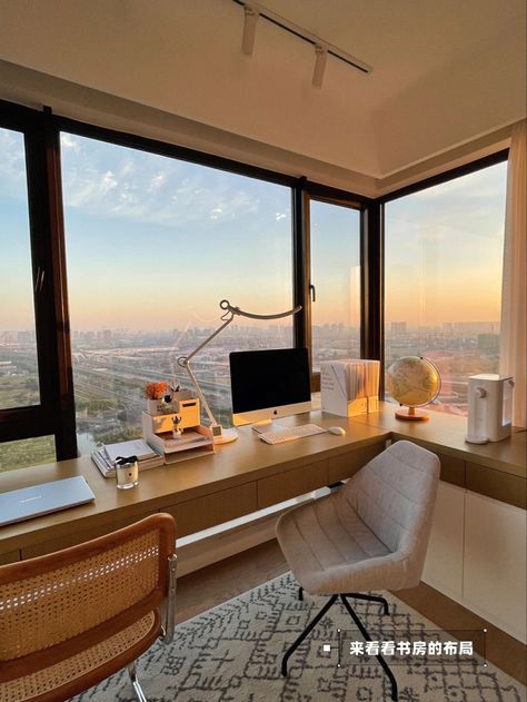 Wide Window Apartment, Modern Apartment Office, Influencer Home Office, New York Style Apartment, Apartamento New York, Office With A View, Home Decor Ideas Kitchen, Industrial Home Decor, Wallpapers Home