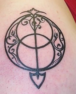 chalice well Holy Grail Tattoo, Chalice Well, Pisces Tattoos, Symbol Tattoos, The Zen, New Tattoo, Symbolic Tattoos, Birds Tattoo, Holy Grail