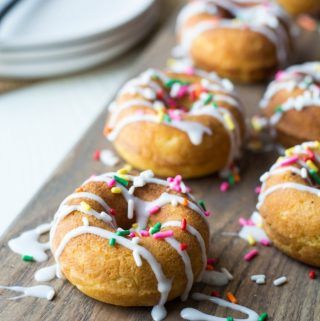 If you love pumpkin, this pumpkin gluten-free donut recipe is a great way to celebrate fall. These donuts are drenched in a sweet honey glaze. Gluten Free Donut Recipe, Healthy Donuts Recipe, Gluten Free Doughnuts, Healthy Gluten Free Breakfast, Best Gluten Free Desserts, Gluten Free Donuts, Gluten Free Banana, Gluten Free Desserts Recipes, Donut Holes