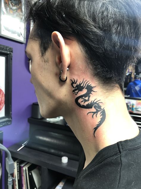 Neck Tattoo For Guys Dragon, Neck Dragon Tattoo, Dragon Tattoo On Neck, Dragon Neck Tattoo, Behind Ear Tattoo Men, Dragon Tattoo Neck, Dark Disney Tattoo, Mascara Oni, Octopus Tattoo Sleeve