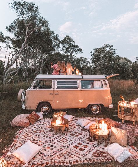 Salgo a pueblos magicos con paisajes naturales hermosos en una comby genial con personas con mi misma vibracion o mas alta Van Life Aesthetic, Kombi Home, Camping Set Up, Combi Volkswagen, Camping Photography, Camping Aesthetic, Combi Vw, Camping Set, Van Living