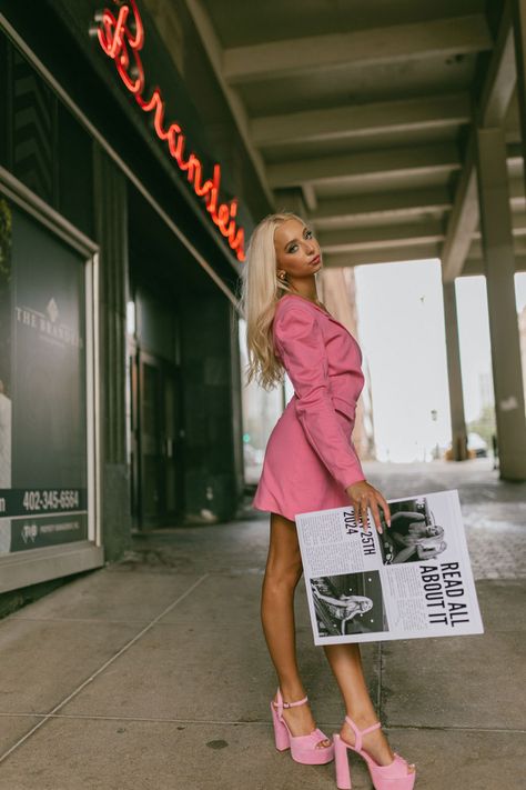 Blazer Senior Pictures, Pink Classy Photoshoot, Pink Business Photoshoot Ideas, Pink Graduation Pictures, Pink Professional Photoshoot, Pink Business Photoshoot, Pink Blazer Photoshoot, Graduation Gown Pictures, Chic Pink Long Sleeve Blazer Dress