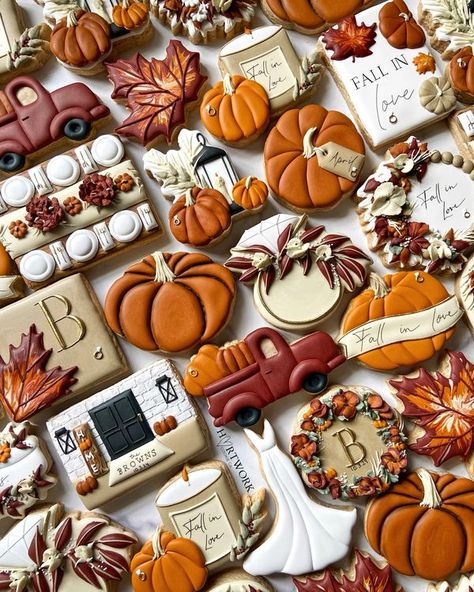 Hartwork Cookie Co. Thanksgiving Theme Cookies, Fall Wreath Cookies Decorated, Fall Cookie Designs, Friendsgiving Cookies Decorated, Friendsgiving Cookies, Fall Wedding Cookies, Fall Themed Cookies, Fall Sugar Cookies Decorated, Fall Cookies Decorated