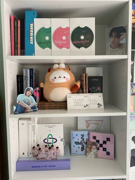 bts txt shelf Txt Shelf Aesthetic, Txt Album Shelf, Shelf Decor Kpop, Txt Room Decor Aesthetic, Kpop Shelf Organization, Txt Bedroom, Album Display Ideas, Txt Shelf, Shelf Inspo Aesthetic