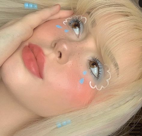 Raindrop Makeup Look, Cloud 9 Makeup, Rainy Makeup, Cool Makeup Looks Creative Full Face, Cloud Eyeliner, 1989 Makeup, Cloud Eye Makeup, Cloud Eyeshadow, Cloud Makeup