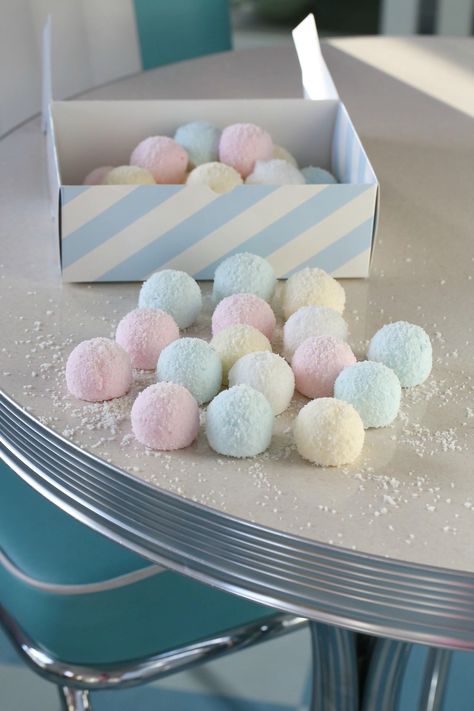 FLUFFY PASTEL COCONUT MARSHMALLOWS - Passion For Baking :::GET INSPIRED::: Homemade Marshmallow Recipe Easy, Marshmallow Biscuits, Tartufo Recipe, Liquorice Recipes, Marshmallow Ideas, Marshmallow Recipes, Marshmallow Candy, Homemade Marshmallow Recipe, Marshmallow Recipe