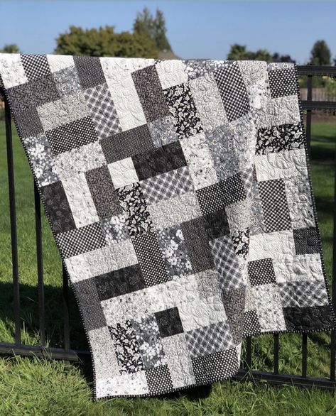 Black And Gray Quilts Pattern, Black White And Grey Quilts, Fabric Christmas Ornament, Chunky Blanket Pattern, Neutral Quilt, Black And White Quilts, Scrap Fabric Crafts, Textile Art Embroidery, Fabric Christmas Ornaments Diy