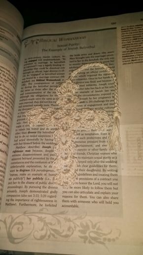 Thread Cross Bookmark | Crochet Chiq Crochet Cross Bookmark, Crochet Crosses, Crocheted Bookmarks, Crocheted Cross, Religious Christmas Crafts, Crochet Keyrings, Crochet Bookmarks Free Patterns, Free Christmas Crafts, Inspirational Crafts