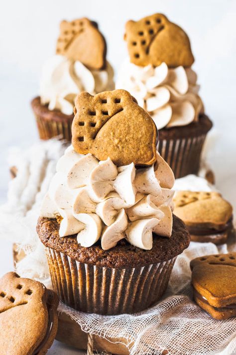 Nutella Gingerbread Cupcakes. Gingerbread cupcakes filled with Nutella, topped with Gingerbread Swiss Meringue Buttercream and a gingerbread sandwich cookies filled with nutella. #nutella #gingerbread #gingerbreadcookies #cupcakes #holidaybaking #christmasbaking #winterbaking #christmascookies Gingerbread Sandwich Cookies, Sandwich Cookies Filling, Delicious Cupcakes Recipes, Tacos Recipes, Cupcakes Filled, Gingerbread Cupcakes, Winter Baking, Easy Cupcake Recipes, Tea Ideas