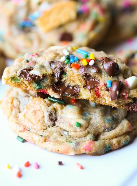 These Birthday Cake Chocolate Chip Cookies will make you want to celebrate your birthday all year! They're made with cake mix and loaded with chocolate & birthday cake Oreos! #birthday #oreo #cookies #cakemixcookies #oreocookies #oreocookiesrecipe #birthdaydessert #chocolatechipcookies Cake Chocolate Chip Cookies, Funfetti Oreo, Oreos Cookies, Cake Batter Recipes, Chocolate Chip Cookie Recipes, Oreo Birthday Cake, Oreo Cookie Recipes, Cookies And Cups, Eggnog Cookies