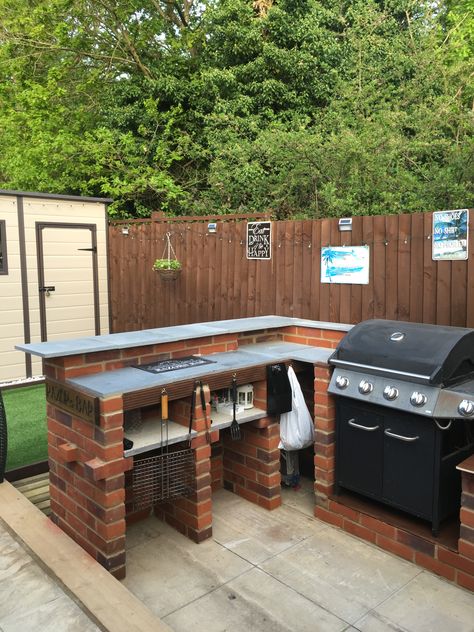 Outdoor Kitchen Red Brick, Outdoor Bbq Area Brick, Bbq Spot Backyard, Brick Bbq Area, Bbq Area Ideas Outdoor, Diy Bbq Area, Garden Bbq Area, Brick Built Bbq, Brick Outdoor Kitchen