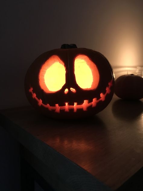 Cool Scary Pumpkin Carving Ideas, Halloween Pumpkin Carving Ideas Easy, Pumpkin Carving Long Pumpkin, Cute Small Pumpkin Carving Ideas, Clever Pumpkin Carving Ideas Funny, Grunge Pumpkin Carving, Spooky Pumpkin Carving Ideas Creative, Cute Pumpkin Carving Faces, Mini Pumpkin Carving Ideas