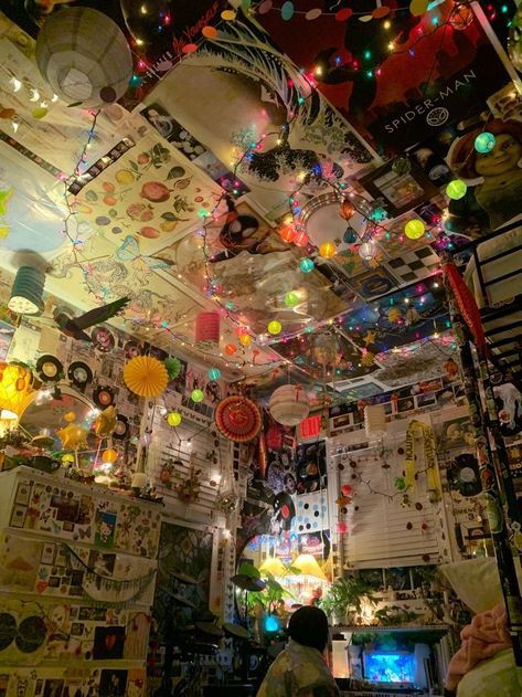 Bedroom Aesthetic Bright, Whismgoth Bedroom, How To Decorate Ceiling, Folk Maximalism, Room Decor Ideas Maximalist, Dorm Maximalist, Maximalist Dorm Decor, Maxamalist Bedroom, Whimsical Maximalist Decor