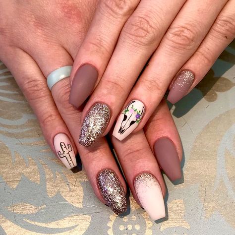 Bull Nails Art, Western Rodeo Nails, Country Music Nails Design, Wild West Nails, Country Music Nails, Highland Cow Nails, Country Concert Nails, Western Nail Designs, Boho Western Nails