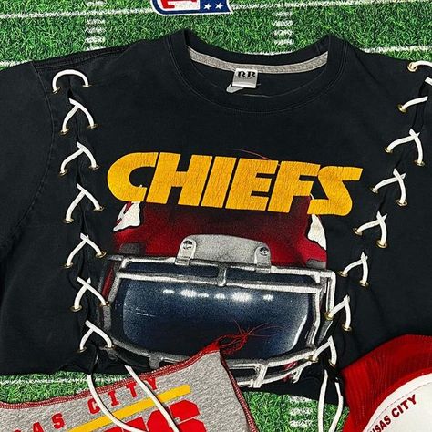 ByBrew on Instagram: "Gettin Super Bowl ready🏈❤️‍🔥 • #bybrew #customclothing #superbowl #kansascitychiefs #kansascity #chiefs #rework #vintagesportswear #gamedayoutfit" Diy Gameday Outfit, K C, Gameday Fashion, Football Fashion, Nfl Outfits, Vintage Sportswear, Perfect Game, Diy Clothing, Football Outfits