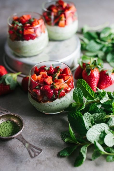 Matcha Chia Pudding + Macerated Strawberries - The Barefoot Housewife Matcha Chia Pudding, Patisserie Vegan, Macerated Strawberries, Healthy Gluten Free Breakfast, Green Tea Matcha, Chia Pudding Recipes, Cafe Menu, Chia Pudding, Breakfast Bowls