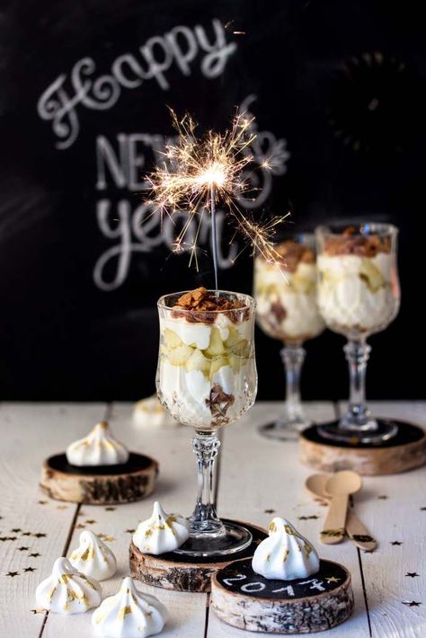 Silvester-Dessert: Apfel-Bienenstich im Glas Toast Aperitif, New Years Eve Dessert, Baileys Cheesecake, New Year's Desserts, Diy Dessert, Dessert Oreo, New Years Eve Food, Healthy Recipes Easy Snacks, Cake Games