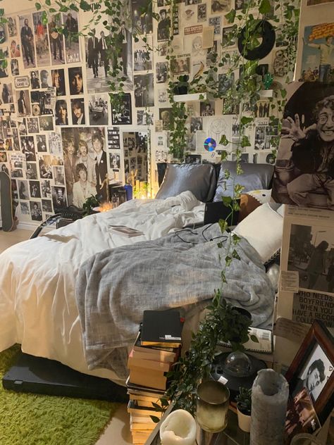 Grunge Bedrooms, Cluttercore Bedroom, Cluttered Bedroom Aesthetic, Cluttered Bedroom, Inspiration Wall Art, Wall Art Inspiration, Dream Bedroom Inspiration, Bedroom Aesthetics, Chill Room