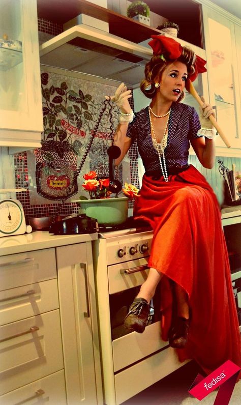 Housewife Photoshoot Fashion Photography, 50s Housewife Photoshoot, 50s Women Aesthetic, Retro Kitchen Photoshoot, 70s Housewife Fashion, 70s Housewife Aesthetic, Modern Housewife Fashion, 60s Housewife Aesthetic, Housewife Aesthetic Dress