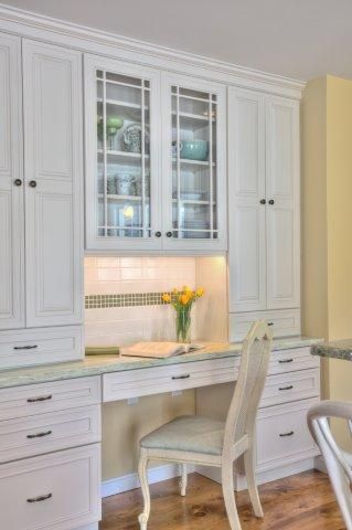 A built-in desk hutch combo area. Photo - Musumeci. Desk Pantry Combo, Pantry Desk Combo, Built In Desk In Kitchen, Pantry Desk, Kitchen Desk Areas, Dining Room Built In, Bar Desk, Glass Cabinets, Bookcase Diy