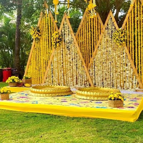 Onam Celebration Stage Decoration, Indian Jago Decorations, Pithi Backdrop, Saree Decoration Ideas On Wall, Haldi Backdrop Ideas, Haldi Stage Decoration Backdrops, Onam Decoration Ideas, Haldi Decoration Ideas Backdrops, Marriage Decoration Stage