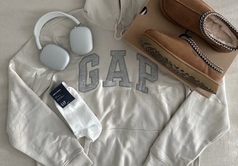 Back to school basic simply comfy fall outfit ugg gap sweatshirt aesthetic Gap Aesthetic, School Outfit Inspiration, Outfit Ugg, I Get Money, Comfy Fall Outfits, Gap Sweatshirt, Sweatshirt Aesthetic, Back To School Outfit, Back To School Outfits