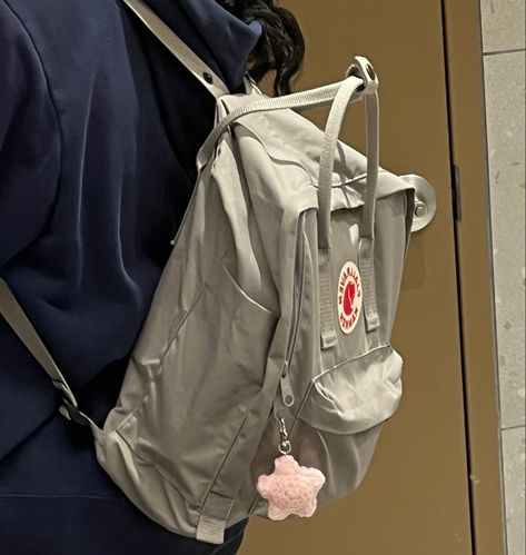 Grey Kanken Aesthetic, Fjallraven Kanken School Bag, Backpack Aesthetic Outfit, Kanken Laptop 15, Backpack Street Style, Fjallraven Kanken Laptop, Mochila Fjallraven Kanken, Fjällräven Kånken, Stylish School Bags