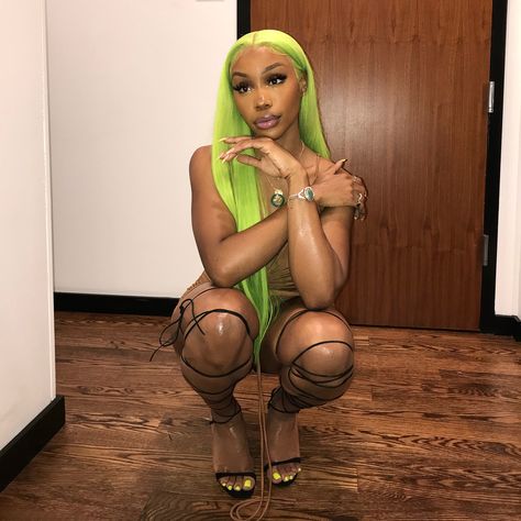 Dees bitches ain’t slime enuff 🐍 Neon Green Outfits, Neon Green Hair, Cheap Lace Front Wigs, Neon Hair, Green Wig, Outfits Dress, Super Hair, Colored Wigs, Celebrity Trends