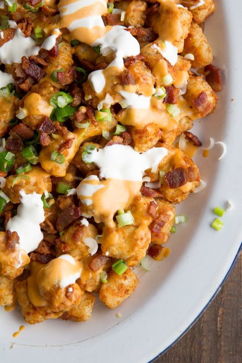 Tater Tot Nachos Tot Nachos, Irish Nachos, Tater Tot Nachos, Tater Tot Recipes, Nice Recipes, Nachos Recipe, Cheesy Sauce, Tater Tots, Snack Attack