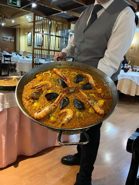 Find out which are the best restaurants to try Spanish food in Madrid. A culinary tour of Spain through the Restaurants of Madrid. Food In Madrid, Madrid Food, Paella Valenciana, Restaurants To Try, Carne Asada, Spanish Food, January 20, Best Restaurants, Paella