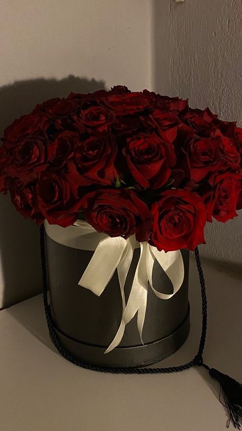 Black Bouquet, Dark Red Roses, Luxury Flower Bouquets, Boquette Flowers, Glitter Flowers, Nothing But Flowers, Flower Therapy, Beautiful Bouquet Of Flowers, Luxury Flowers