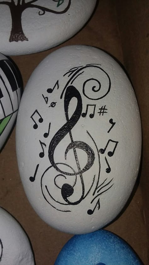 Rock Concert Painted Rocks, Painted Kindness Rocks Ideas, Rock Painting Music, Music Rock Painting, Music Painted Rocks, Painting On Stones And Rocks, Rock Painting Designs Simple, Cute Rock Painting Ideas Simple, Hand Painted Rocks Ideas