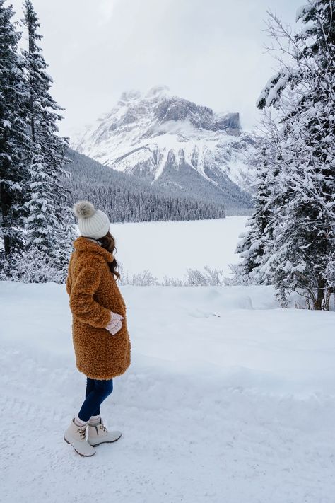 Winter Trip To Canada - Banff, Lake Louise, Emerald Lake | Alyson Haley #canada #travelguide #banff Alyson Haley, Snow Photoshoot, Baby In Snow, Winter Travel Outfit, Banff Canada, Snow Photography, Living In London, Travel Pictures Poses, Winter Inspo