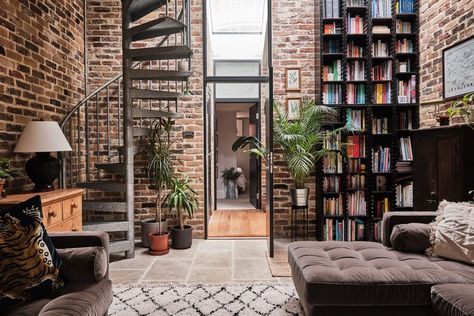 A London Warehouse Conversion with a Black deVOL Kitchen London Loft Apartment, Office With A View, Cottage Loft, Small Sunroom, Warehouse Conversion, Devol Kitchens, Two Bedroom House, Airbnb Design, La Rive