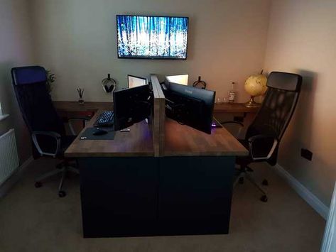 His and Hers - Triple Monitor Battlestations - Imgur Diy Pc Desk, Double Home Office, Couple Gaming Room Setup, Room Ideas Men, Games Room Inspiration, Home Office Layouts, Couple Room, Computer Desk Setup, Computer Room