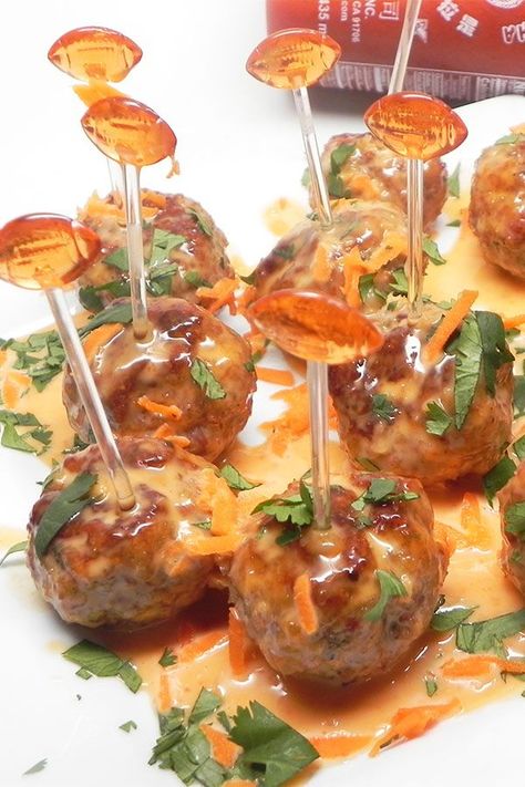 Looking for appetizer recipes? Try cooking these bang bang siracha cocktail meatballs. Use ground chicken, ground pork, bread crumbs, and sriracha sauce to cook the best meatballs for an appetizer, snack, finger food, football food, potluck, or Super Bowl party food. Easy Cocktail Meatballs, Cocktail Meatball Recipes, Cocktail Meatballs, Chicken Jerky, Appetizer Meatballs, Game Day Appetizers, Meatballs Recipe, Chicken Meatballs, Football Food