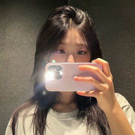 haerin selca newjeans Haerin Icon, Newjeans Danielle, Pink Wallpaper Girly, Girls Mirror, 사진 촬영 포즈, New Jeans Style, Mirror Photo, Mirror Pic, Colleen Hoover