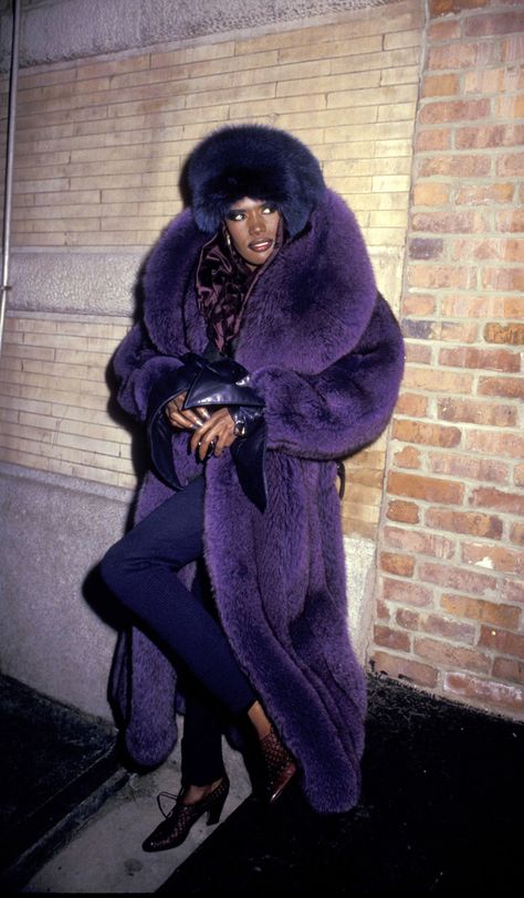 Grace Jones devant son restaurant La Vie en Rose en janvier 1987 @ulƗraviolєtluxє ♡ ♚•ιnstagram| ulƗraviolєtluxє:• ulƗraviolєtluxє.com • #ulƗraviolєtluxє #fashion #food #people #motivation #philanthropy Purple Fur Coat, Bianca Jagger, Lauren Hutton, Grace Jones, Vintage Black Glamour, Studio 54, Diana Ross, Style Noir, Fur Fashion