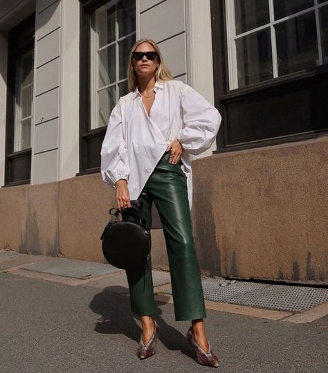 Ways to wear leather: Tine wearing green leather trousers Green Leather Pants, Lederhosen Outfit, Elegantes Outfit Damen, Leather Pants Outfit, Autumn Trends, Quoi Porter, Emo Outfits, Looks Street Style, Outfit Trends