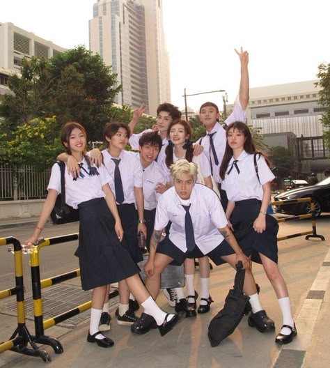 Group Poses Reference, Yearbook Sma, Pose Reference Photo Friends, Yearbook Photo Ideas, Asian Uniform, School Photoshoot, Friends Group Photo, Yearbook Photo, Group Picture Poses