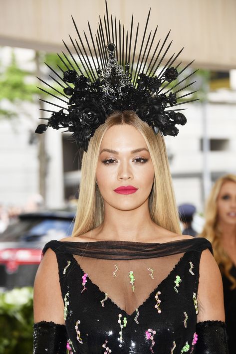 The Most Extravagant Crowns, Headpieces, and Veils at the Met Gala Whacky Outfits, Black Headdress, Headdress Ideas, Black Headpiece, Camp Fashion, Festival Headpiece, Heavenly Bodies, Headpiece Diy, Met Gala Red Carpet