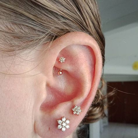 Cartilage Piercing Ideas, Spiderbite Piercings, Double Cartilage, Ear Peircings, Double Cartilage Piercing, Faux Piercing, Cool Ear Piercings, Double Piercing, Tragus Stud