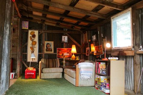 Garage Hang Out Space Ideas, The Sorry Girls, Retro Games Room, Garage Room, Garage Loft, Cool Garages, Rental Space, 70s Show, Old Garage