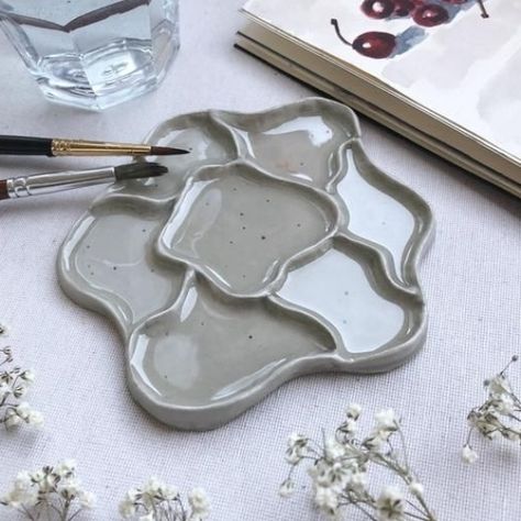 Handmade Ceramics Ideas, Ceramic Watercolor Palette, Palette Ceramic, Glass Palette, Ceramic Paint Palette, Diy Air Dry Clay, Sculpture Art Clay, Palette Art, Clay Diy Projects