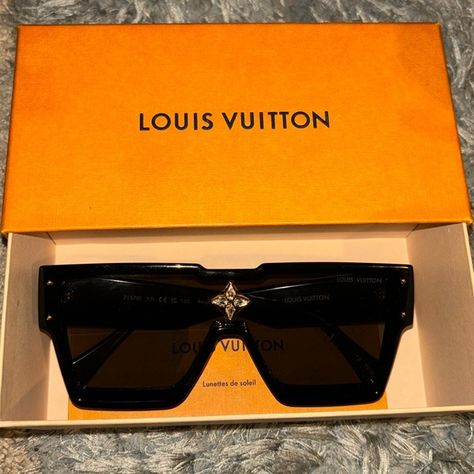 Louis Vuitton cyclone sunglasses Luis Viton, Designer Wishlist, Louis Vuitton Sunglasses, Oversized Sunglasses, Cafe Food, Hello Kitty, Louis Vuitton, Kitty, Cafe